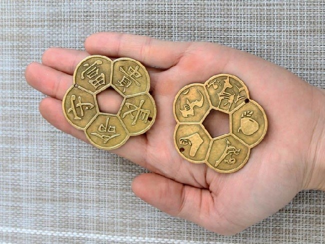 Đồng Xu Hoa Mai: Ý nghĩa, tác dụng và cách sử dụng 7 dong xu hoa mai la gi