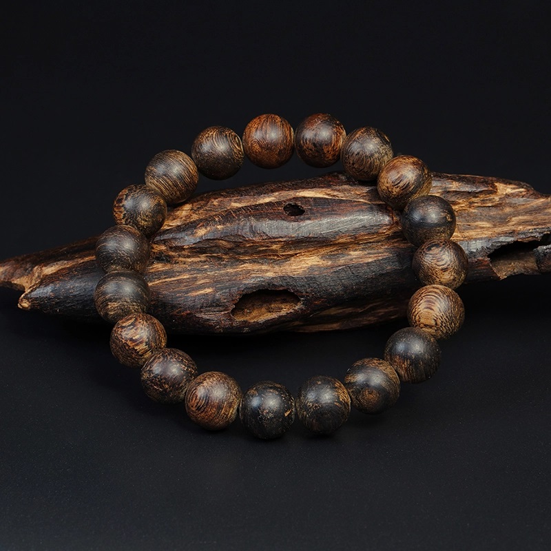 Vật phẩm phong thủy cho người mệnh Hỏa 17 Vòng tay Trầm Hương