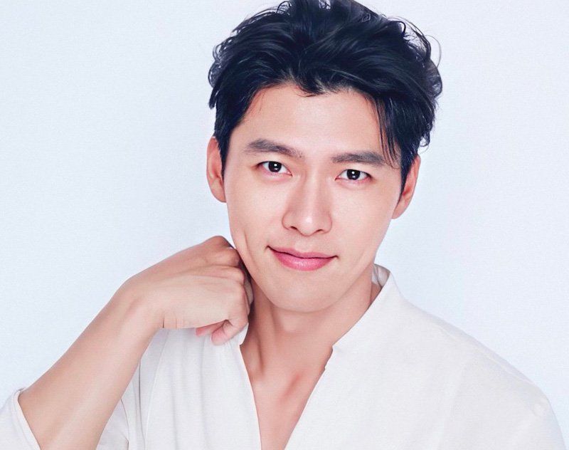 Lông mày rậm, dài quá đuôi mắt