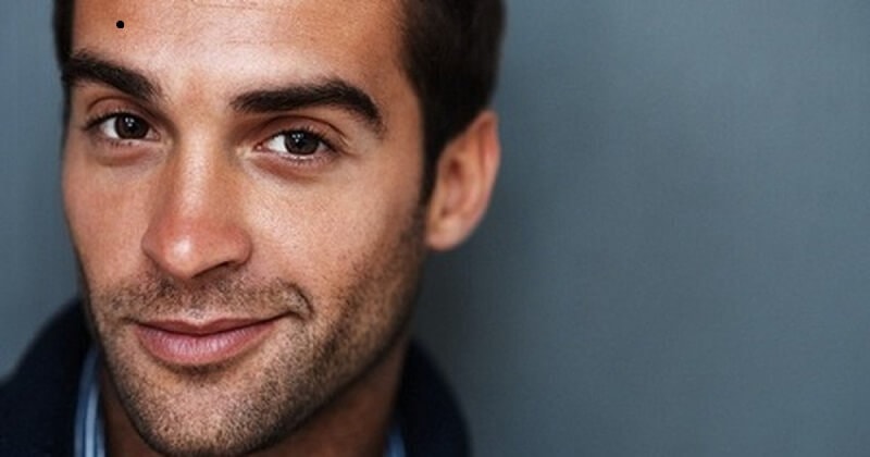 Nốt ruồi ở trán có ý nghĩa gì? 8 not ruoi ben phai tran