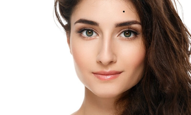 Nốt ruồi ở trán có ý nghĩa gì? 7 not ruoi ben trai tran