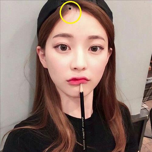 Nốt ruồi ở trán có ý nghĩa gì? 9 not ruoi chan toc